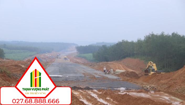 Dự án cao tốc Vạn Ninh- Cam Lộ đi qua chủ yếu ở khu vực rừng núi nên việc xác nhận chủ đất, tình trạng đất gặp nhiều khó khăn.