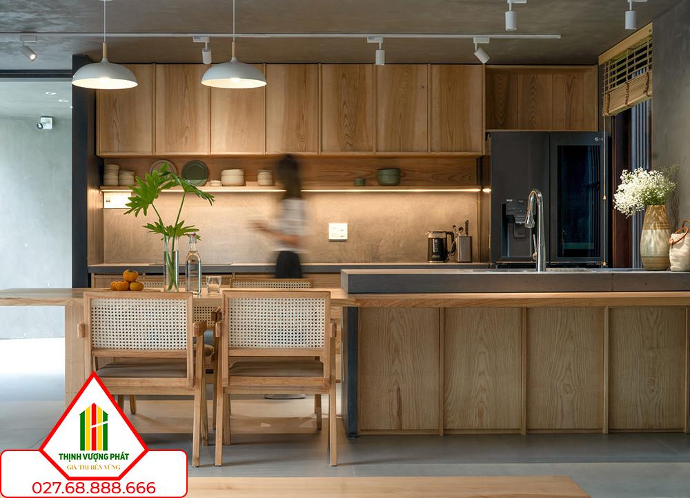 Nội thất được thiết kế mộc mạc với màu gỗ tự nhiên.