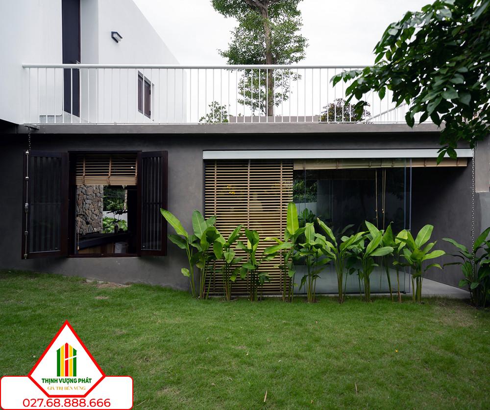 Tầng 1 được bố trí trải dài theo khu đất, có thể nhìn ra khu vườn trước và sau.