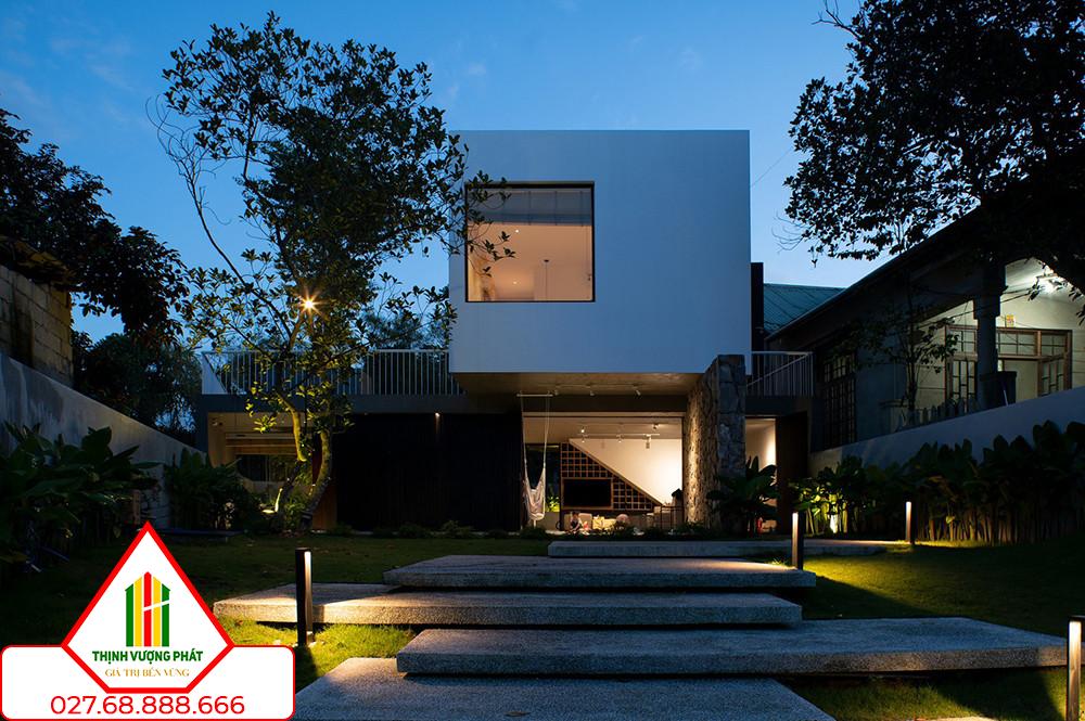 Ngôi nhà về đêm.