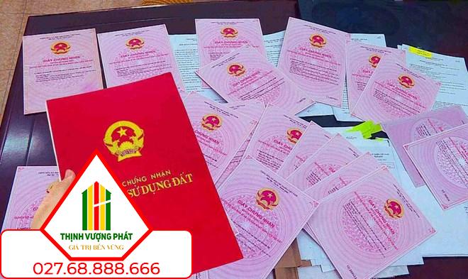 Theo Luật Đất đai 2024, giấy chứng nhận quyền sử dụng đất, quyền sở hữu tài sản gắn liền với đất (thường gọi là Sổ đỏ) là chứng thư pháp lý để Nhà nước xác nhận quyền sử dụng đất, quyền sở hữu tài sản gắn liền với đất hợp pháp của người có quyền sử dụng đất, quyền sở hữu tài sản gắn liền với đất.