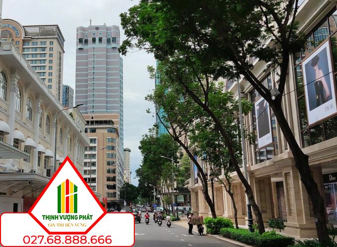 Tuyến đường Đồng Khởi, đoạn Nguyễn Du đến Tôn Đức Thắng, tập trung phần lớn khách sạn từ 3 đến 5 sao của TP HCM. Ảnh: Nguyễn Nam