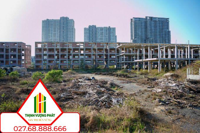 Một tổ hợp nghỉ dưỡng và giải trí ở Đà Nẵng với tổng vốn đầu tư 5 tỷ USD, hiện bỏ hoang, chờ chủ đầu tư tái khởi động. Ảnh: Nguyễn Đông