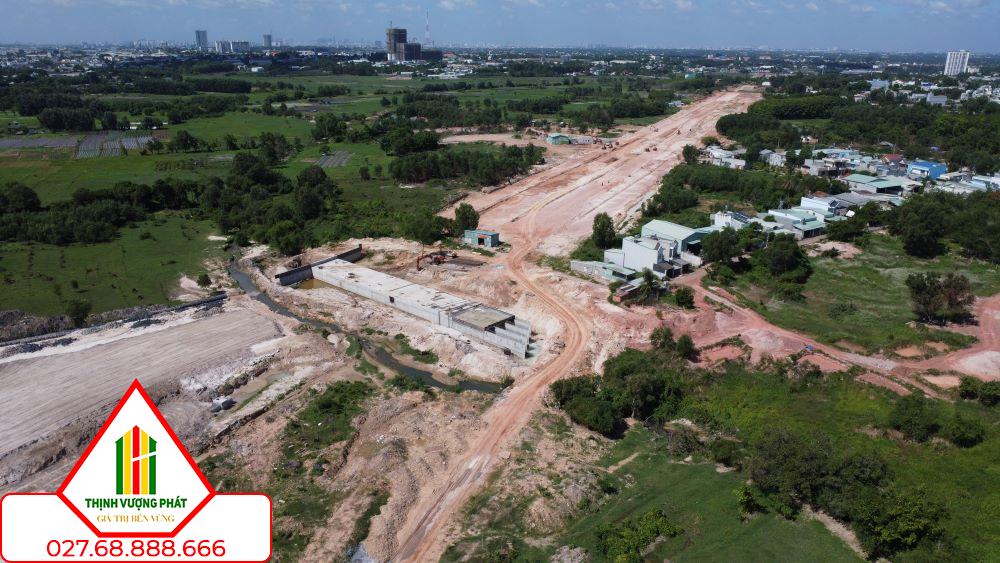 Hình hài đường Vành đai 3 TPHCM qua Bình Dương đang dần lộ diện. Ảnh: Đình Trọng