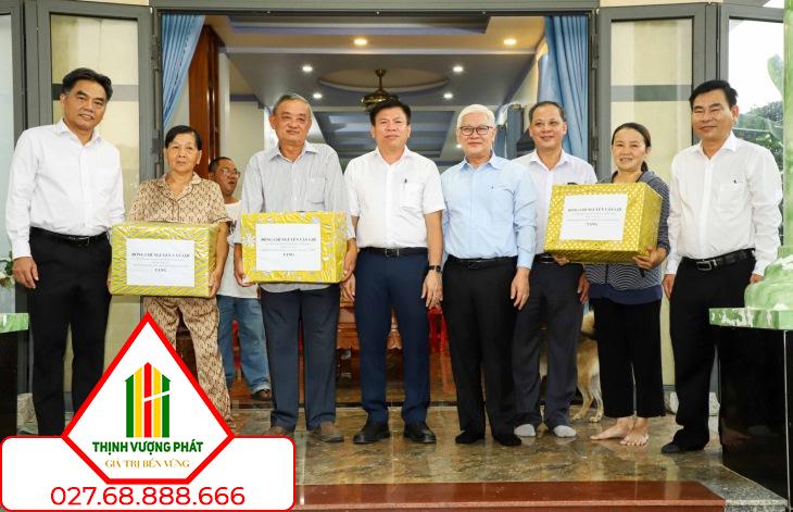 Lãnh đạo tỉnh tặng quà cảm ơn các hộ dân đã nhường mặt bằng để thi công dự án Vành đai 3 TPHCM.Ảnh: UBND BD