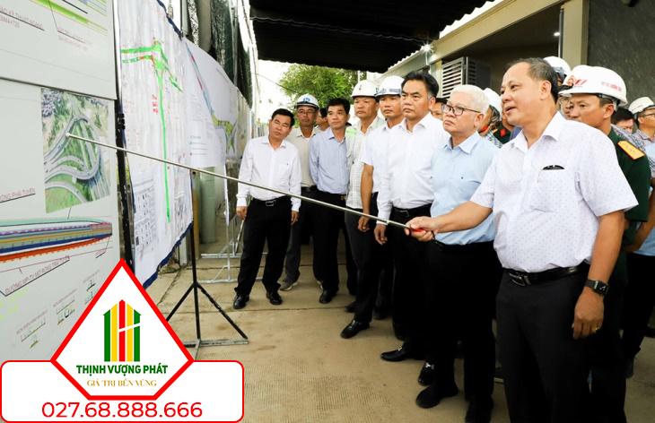 Ông Nguyễn Văn Lợi - Bí thư Tỉnh ủy Bình Dương kiểm tra dự án. Ảnh: UBND BD