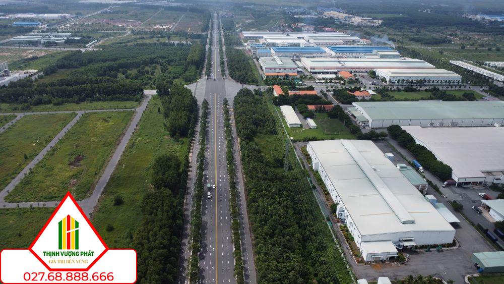 Trục đường chính qua khu công nghiệp Bàu Bàng cũng được xây dựng 10 làn xe. Ảnh: Đình Trọng