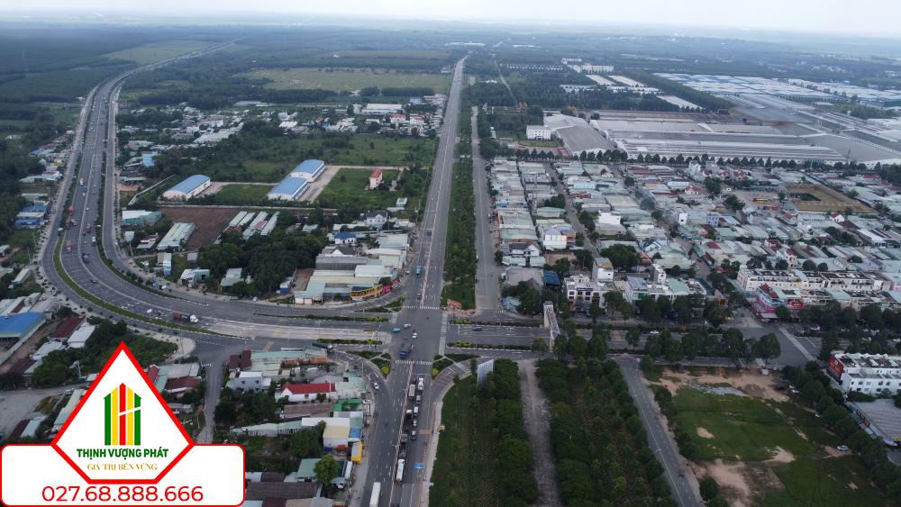 Hạ tầng giao thông Khu công nghiệp Bàu Bàng kết nối với 2 trục đường chính là Quốc lộ 13 với 6 làn xe và đường Mỹ Phước Tân Vạn 10 làn xe. Ảnh: Đình Trọng