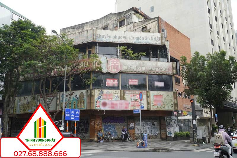 Một mặt bằng trên đường Lý Tự Trọng (Quận 1) để trống nhiều tháng liên tục. Ảnh: Hạ Mây