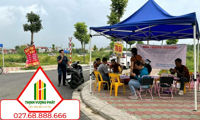 Một điểm giao dịch chuyên nhận ký gửi, bán chênh ở khu đất đấu giá thôn Thanh Thần, huyện Thanh Oai. Ảnh: Ngọc Diễm