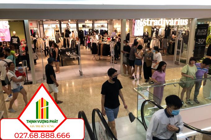 Người dân mua sắm ngày Blackfriday tại Vincom Đồng Khởi tối 25/11. Ảnh: Thanh Tùng