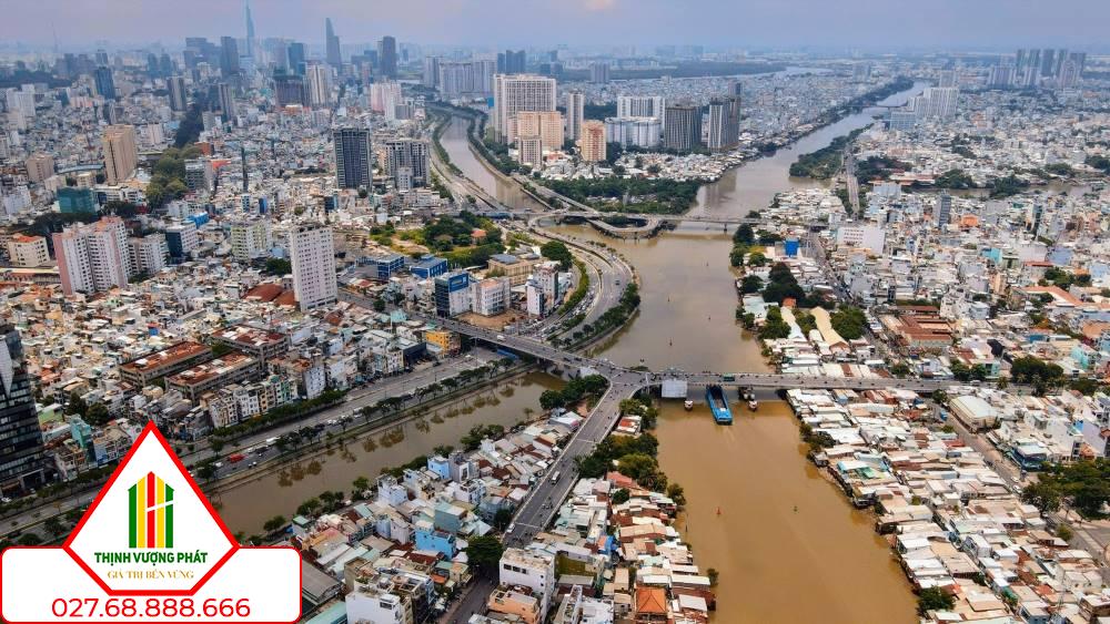 Toàn TPHCM còn hơn 46.000 căn nhà ven kênh rạch chưa di dời. Ảnh: Anh Tú
