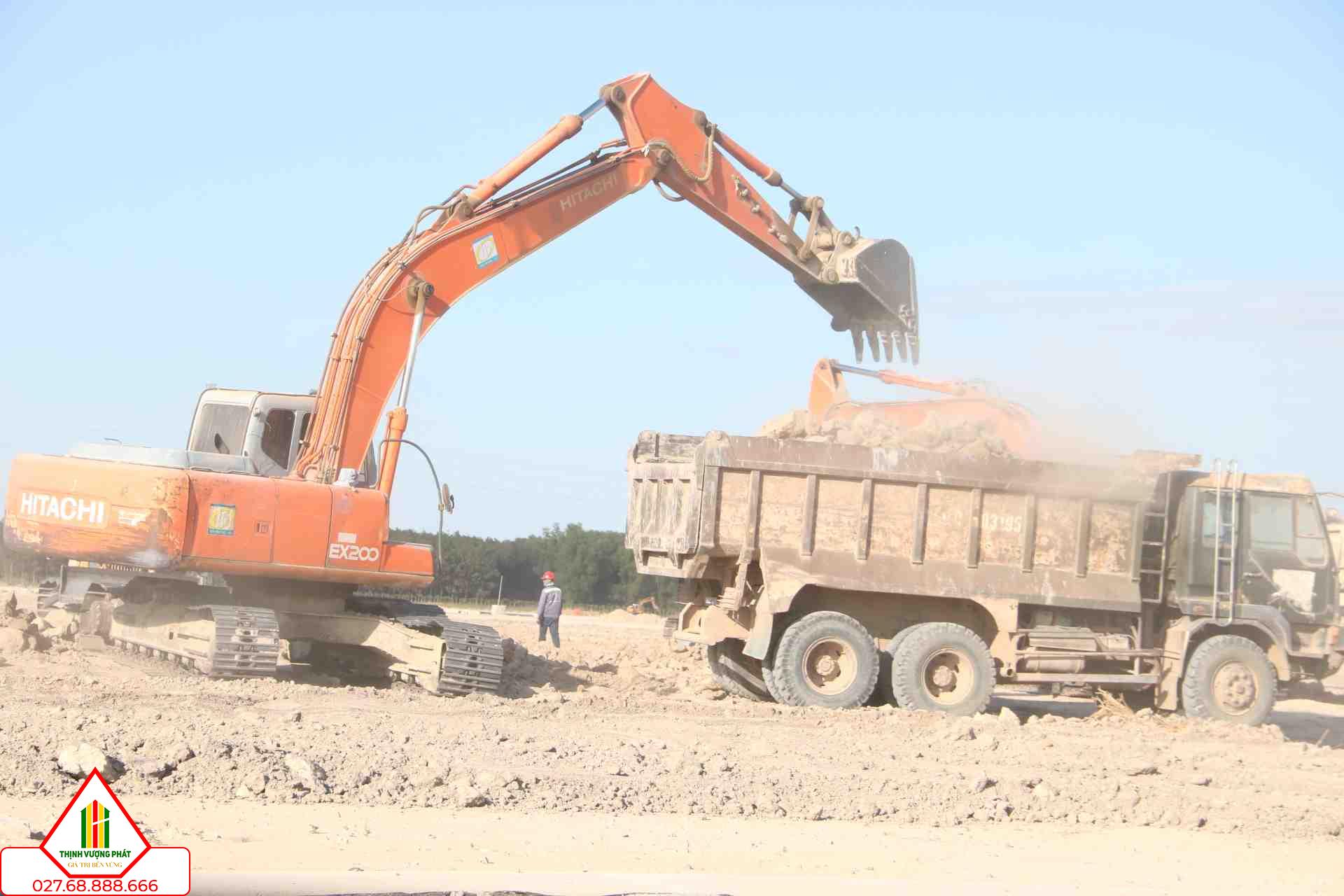 Xây dựng khu công nghiệp để chuẩn bị đất sạch đón nhà đầu tư. Ảnh: Đình Trọng