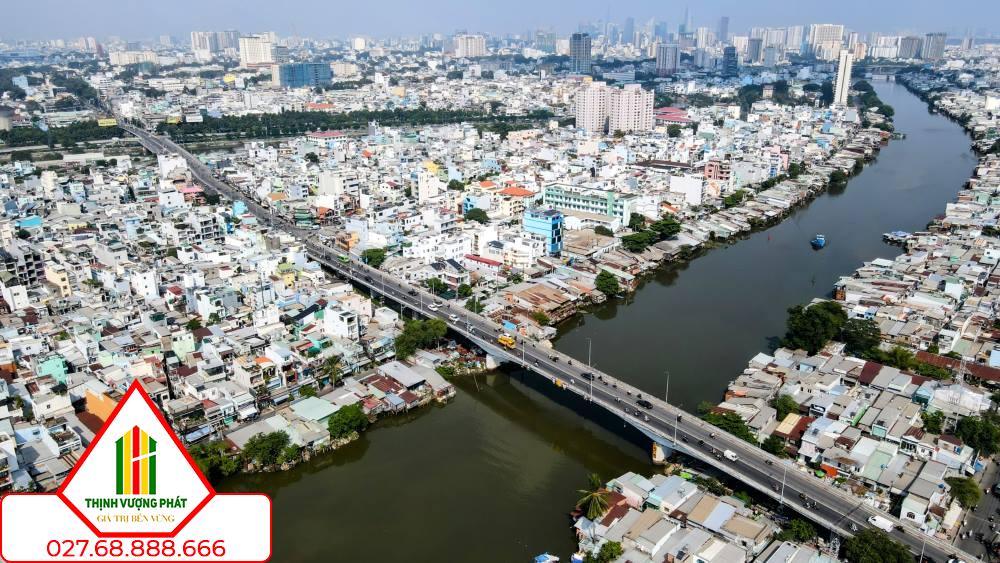 Hàng nghìn căn nhà dọc hai bờ kênh Đôi (Quận 8) sẽ bị di dời. Ảnh: Anh Tú