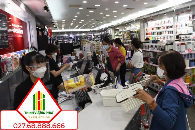 Người dân TP HCM mua sắm tại trung tâm thương mại quận 1 trong ngày Black Friday, ngày 26/11/2024. Ảnh: Nhật Thực