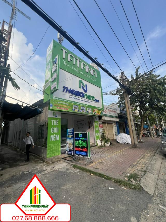 Cận cảnh căn nhà giáp mặt tiền đường Phan Văn Hớn đang được Sacombank rao bán.