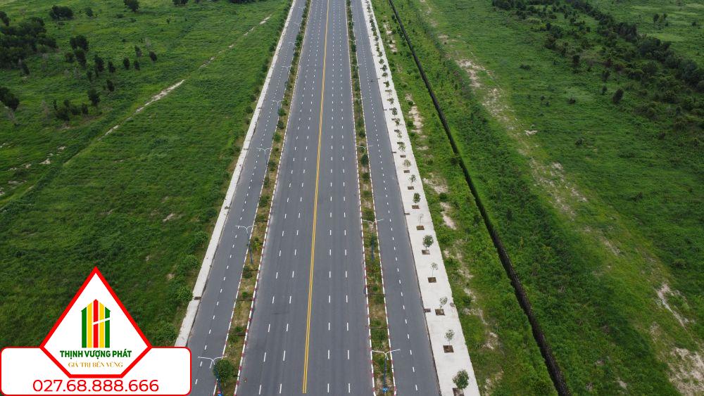 Tuyến đường 10 làn xe kết nối các khu công nghiệp đã được xây dựng.Ảnh: Đình Trọng